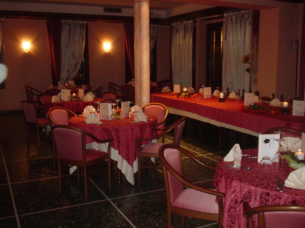 Albergo Ristorante Flora Vittorio Veneto Exterior photo