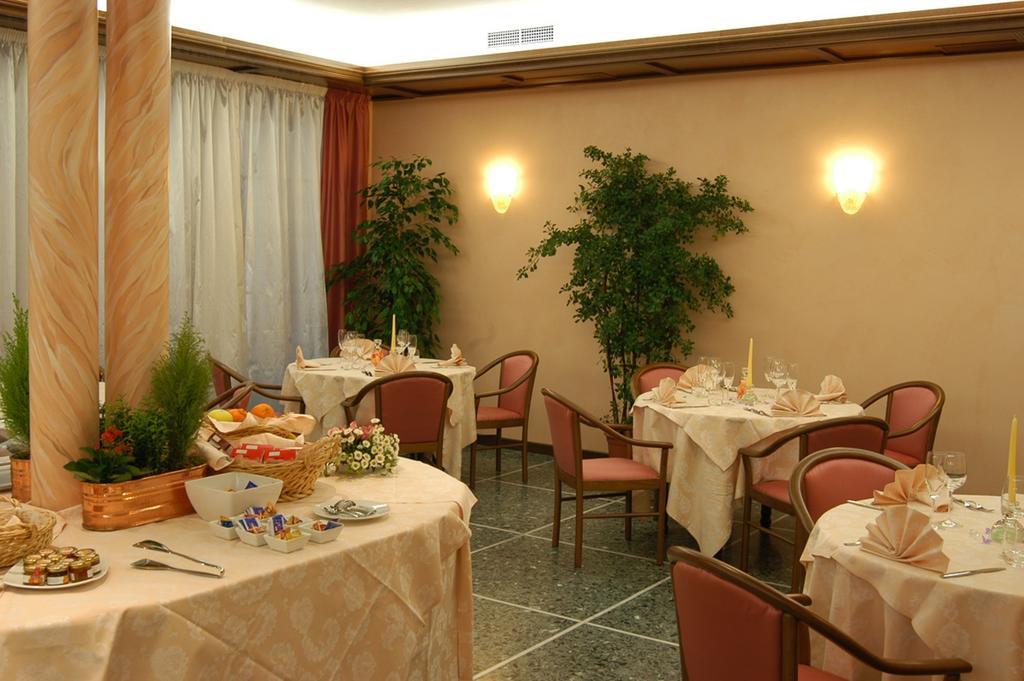 Albergo Ristorante Flora Vittorio Veneto Exterior photo